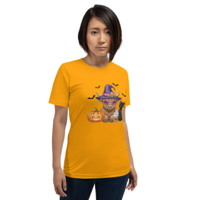 Add a little farmyard charm to your spooky season wardrobe with this adorable Halloween Highland Cow T-shirt! Featuring a fluffy Highland cow in a cute witch hat, surrounded by pumpkins, bats, and autumn vibes, this tee is perfect for anyone who loves Halloween and country life.